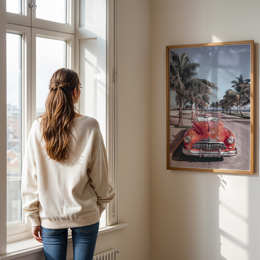 Plakat med vintage rød bil | Sommer og Strand Plakater | Denne plakat viser en klassisk rød cabriolet parkeret på en gade med palmer ved stranden. Perfekt til retro- og strandelskere.