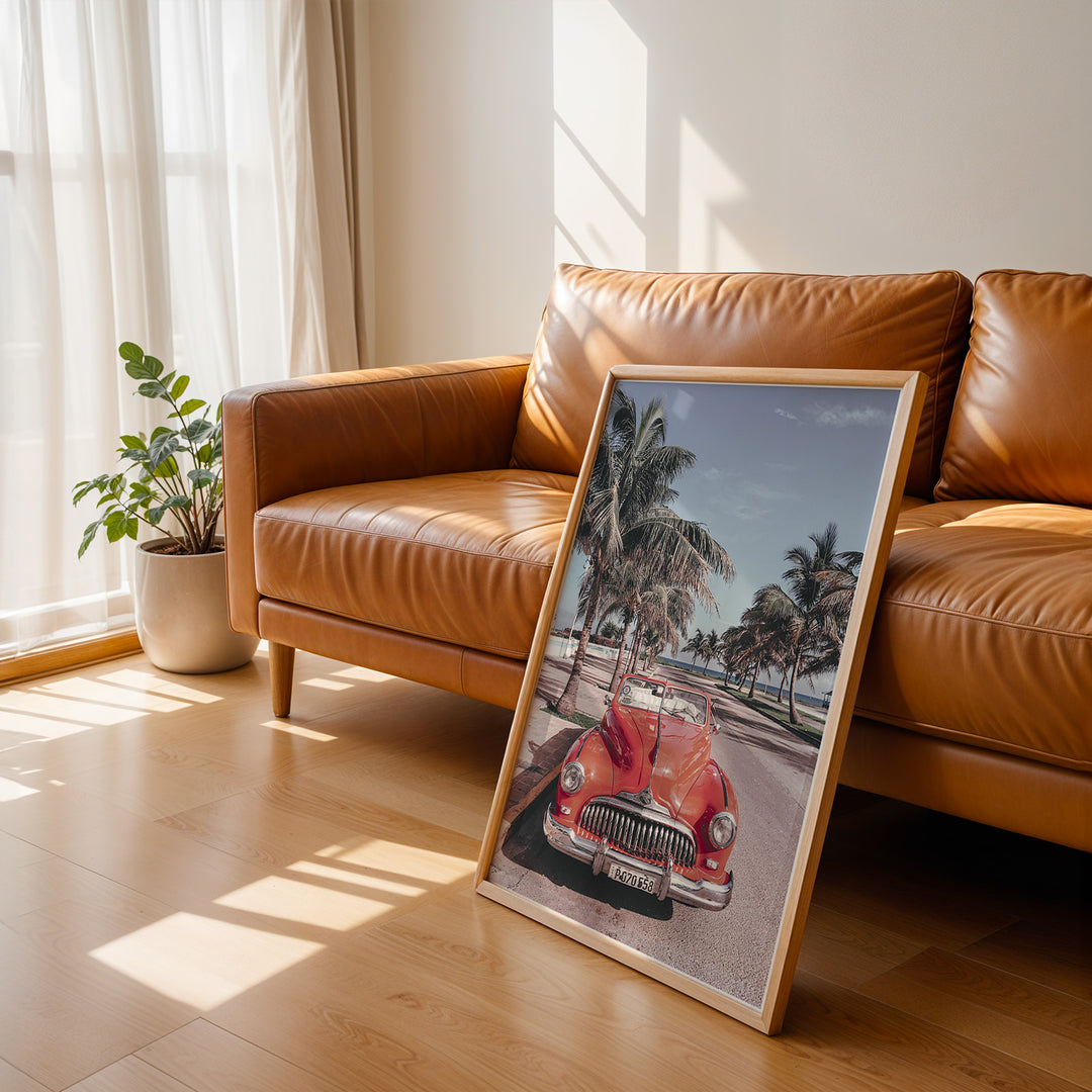 Plakat med vintage rød bil | Sommer og Strand Plakater | Denne plakat viser en klassisk rød cabriolet parkeret på en gade med palmer ved stranden. Perfekt til retro- og strandelskere.