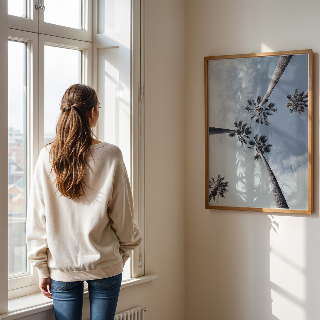 Plakat med palmer og himmel | Sommer og Strand Plakater | Denne plakat viser flere høje palmer mod en delvist skyet himmel. Perfekt til dem, der elsker tropiske omgivelser.