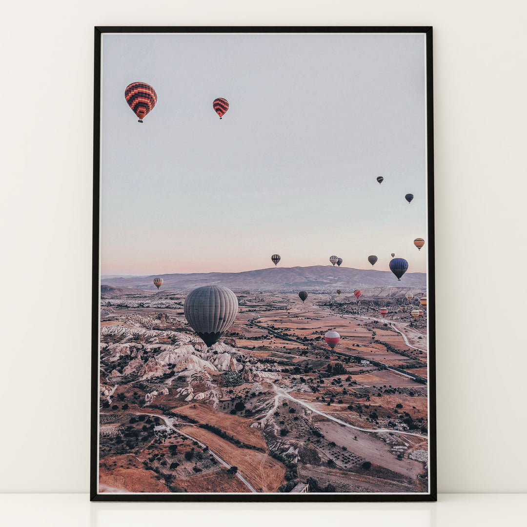 Plakat med luftballoner | Sommer og Strand Plakater | Denne plakat viser mange farverige luftballoner i en klar blå himmel under solopgang eller solnedgang. Perfekt til dem, der elsker eventyr og frihed.