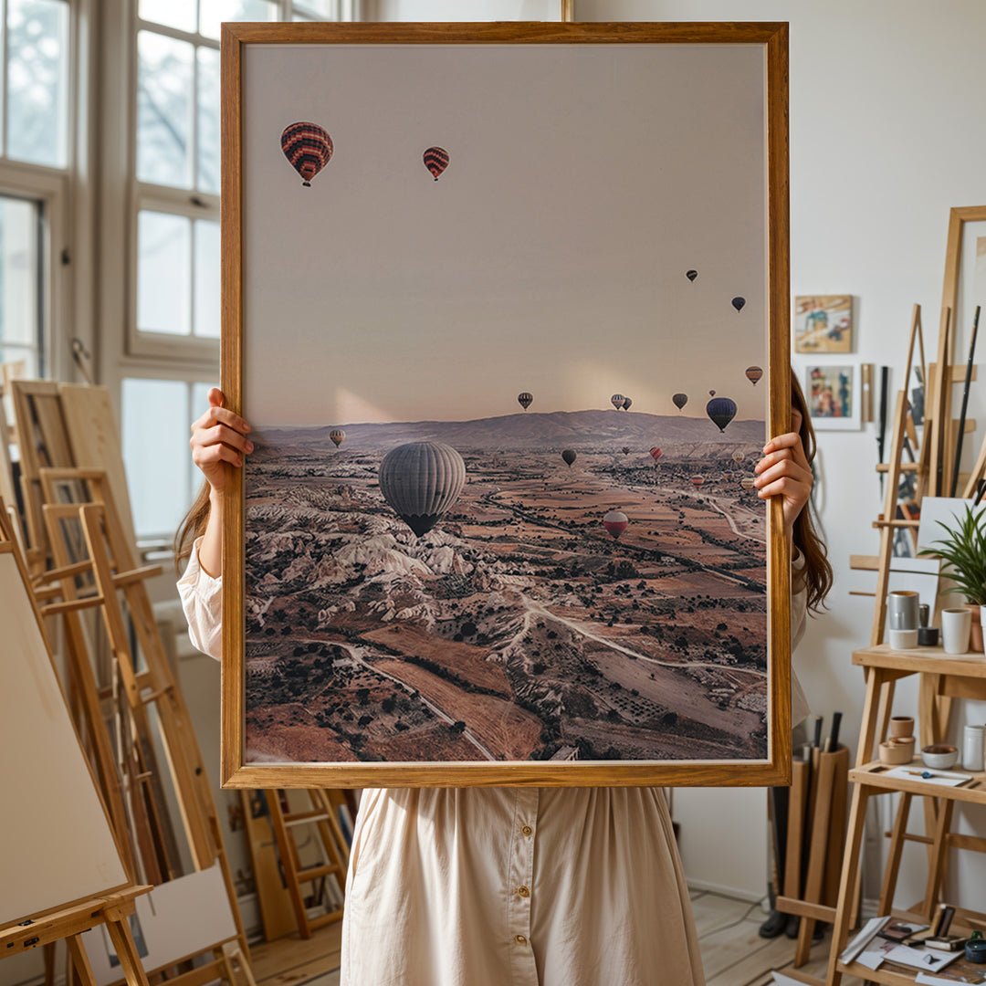 Plakat med luftballoner | Sommer og Strand Plakater | Denne plakat viser mange farverige luftballoner i en klar blå himmel under solopgang eller solnedgang. Perfekt til dem, der elsker eventyr og frihed.