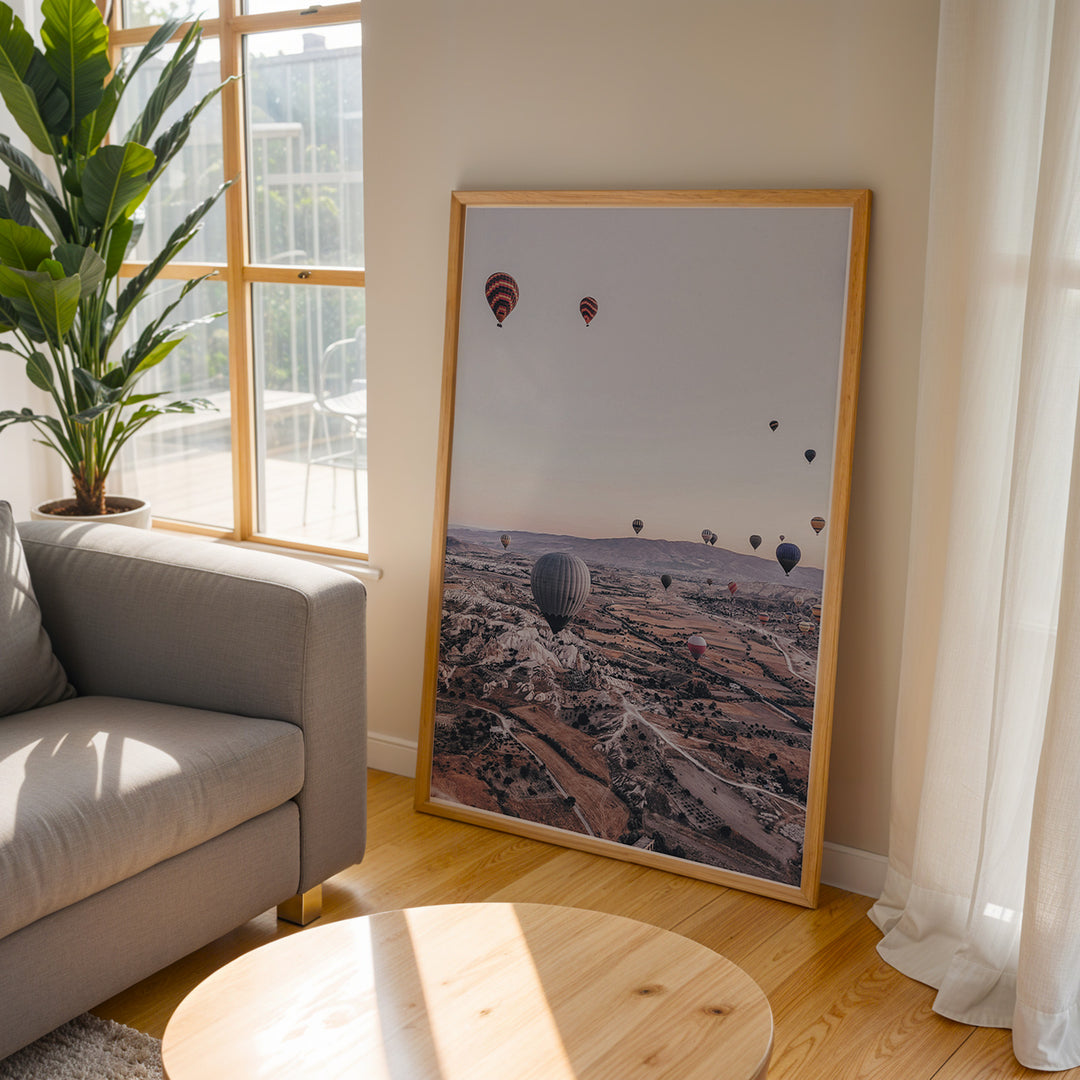 Plakat med luftballoner | Sommer og Strand Plakater | Denne plakat viser mange farverige luftballoner i en klar blå himmel under solopgang eller solnedgang. Perfekt til dem, der elsker eventyr og frihed.