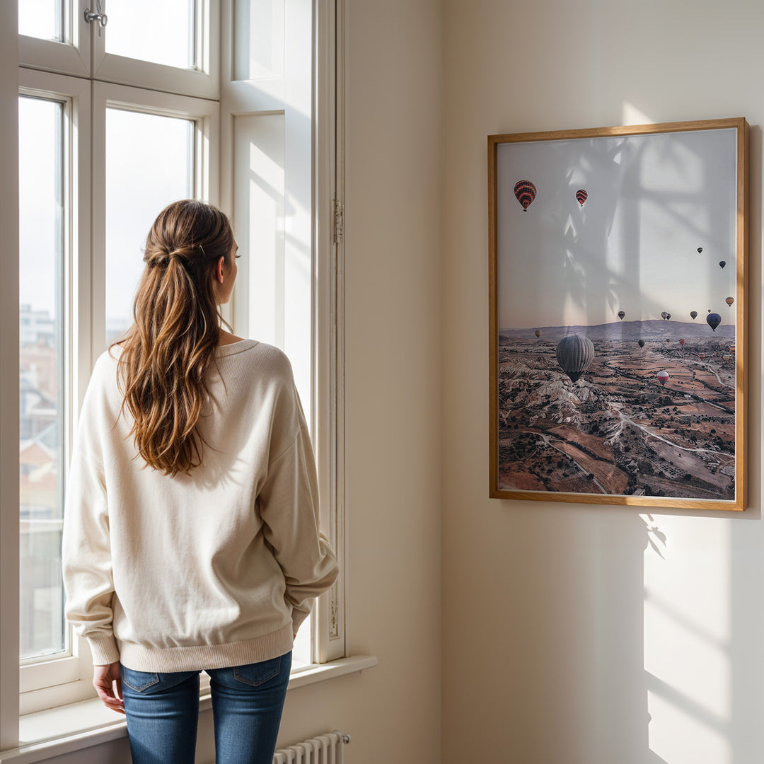 Plakat med luftballoner | Sommer og Strand Plakater | Denne plakat viser mange farverige luftballoner i en klar blå himmel under solopgang eller solnedgang. Perfekt til dem, der elsker eventyr og frihed.