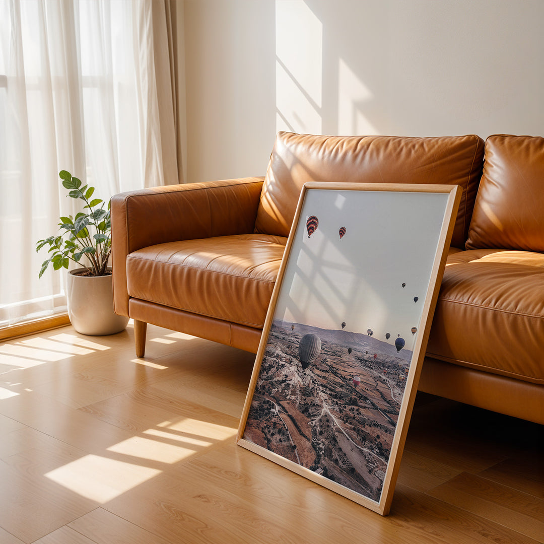 Plakat med luftballoner | Sommer og Strand Plakater | Denne plakat viser mange farverige luftballoner i en klar blå himmel under solopgang eller solnedgang. Perfekt til dem, der elsker eventyr og frihed.