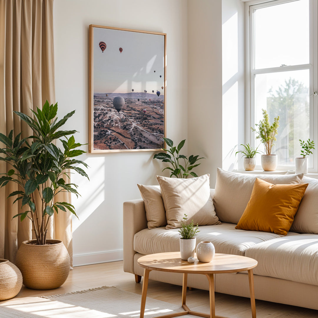 Plakat med luftballoner | Sommer og Strand Plakater | Denne plakat viser mange farverige luftballoner i en klar blå himmel under solopgang eller solnedgang. Perfekt til dem, der elsker eventyr og frihed.