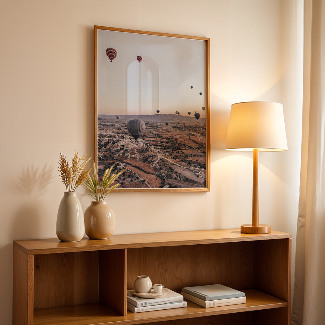 Plakat med luftballoner | Sommer og Strand Plakater | Denne plakat viser mange farverige luftballoner i en klar blå himmel under solopgang eller solnedgang. Perfekt til dem, der elsker eventyr og frihed.