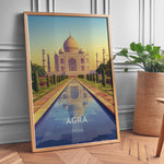 Indlæs billede til gallerivisning Agra Vintage Travel Plakat | Vintage Travel Poster | Denne plakat viser det ikoniske Taj Mahal i Agra, Indien, med dets hvide marmorkupler og minareter mod en gradient himmel. Perfekt til rejse- og arkitekturentusiaster.
