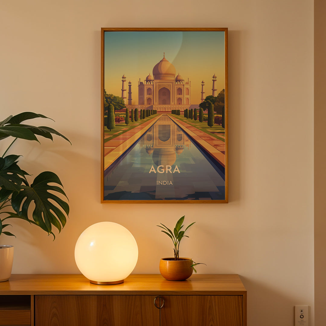 Agra Vintage Travel Plakat | Vintage Travel Poster | Denne plakat viser det ikoniske Taj Mahal i Agra, Indien, med dets hvide marmorkupler og minareter mod en gradient himmel. Perfekt til rejse- og arkitekturentusiaster.