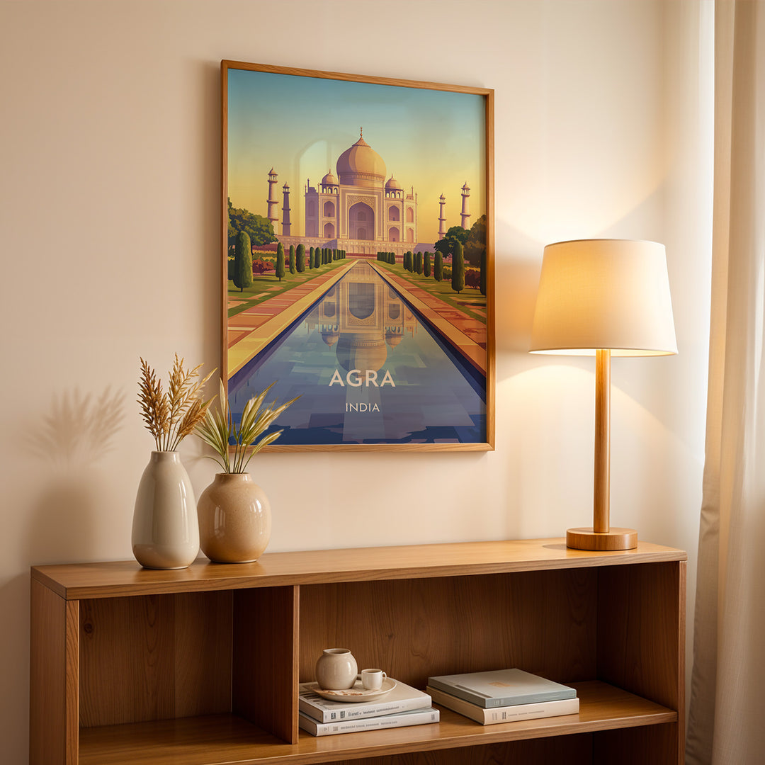 Agra Vintage Travel Plakat | Vintage Travel Poster | Denne plakat viser det ikoniske Taj Mahal i Agra, Indien, med dets hvide marmorkupler og minareter mod en gradient himmel. Perfekt til rejse- og arkitekturentusiaster.