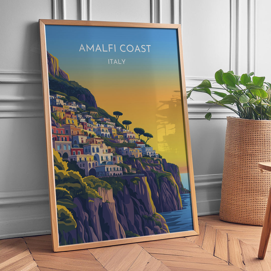 Amalfi Coast Vintage Travel Plakat | Vintage Travel Poster | Denne plakat viser en farverig illustration af Amalfi kysten i Italien, med pastelfarvede bygninger stablet på en stejl skråning mod havet. Perfekt til rejse- og kunstelskere.