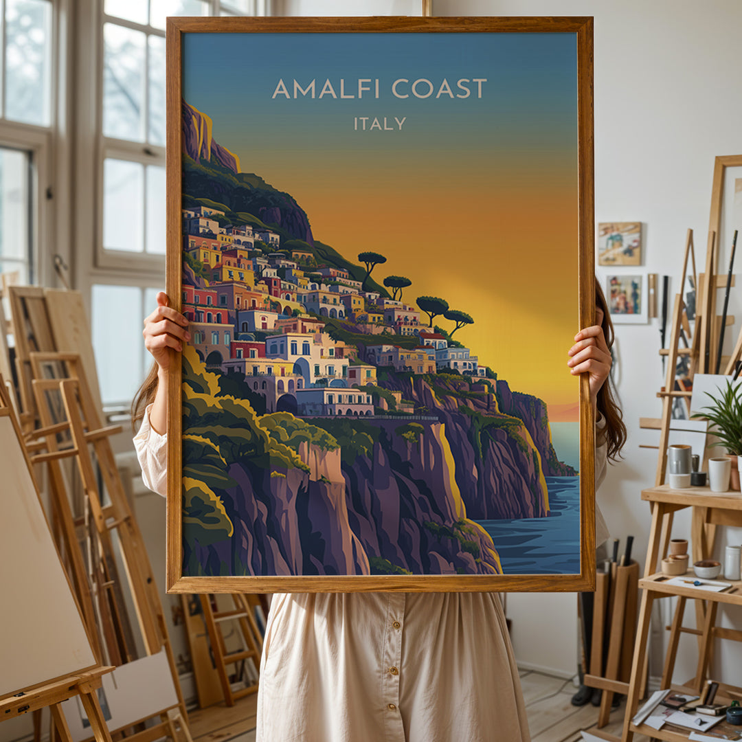 Amalfi Coast Vintage Travel Plakat | Vintage Travel Poster | Denne plakat viser en farverig illustration af Amalfi kysten i Italien, med pastelfarvede bygninger stablet på en stejl skråning mod havet. Perfekt til rejse- og kunstelskere.