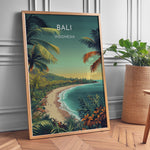 Indlæs billede til gallerivisning Bali Vintage Travel Plakat | Vintage Travel Poster | Denne plakat viser en tropisk strandscene med turkisfarvet vand, frodig grøn natur og palmer. Perfekt til dem, der elsker eksotiske rejsemål.
