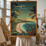 Indlæs billede til gallerivisning Bali Vintage Travel Plakat | Vintage Travel Poster | Denne plakat viser en tropisk strandscene med turkisfarvet vand, frodig grøn natur og palmer. Perfekt til dem, der elsker eksotiske rejsemål.
