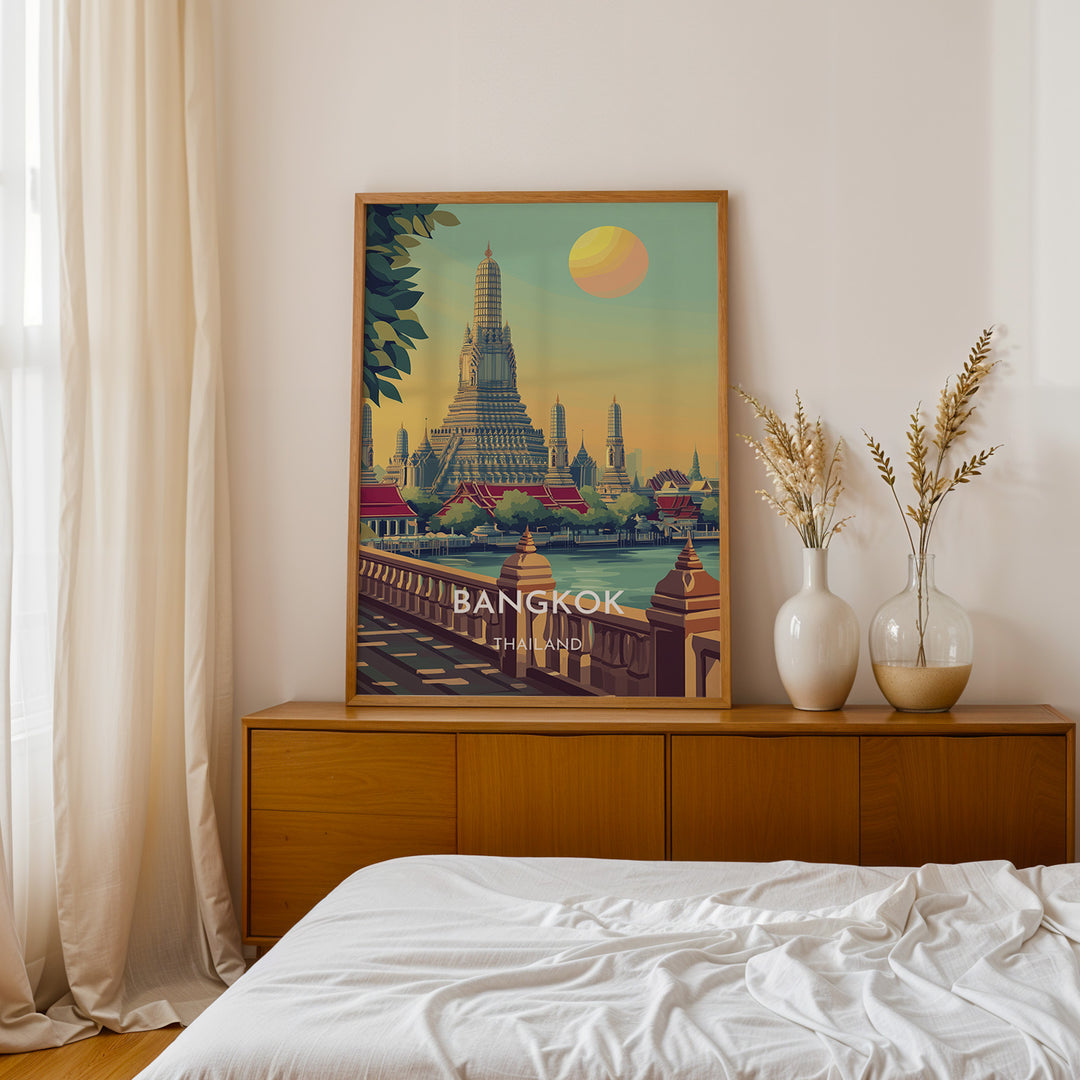 Bangkok Vintage Travel Plakat | Vintage Travel Poster | Denne plakat viser det ikoniske Wat Arun tempel i Bangkok, Thailand, med en stor sol i baggrunden og frodige grønne træer i forgrunden. Perfekt til rejse- og arkitekturentusiaster.