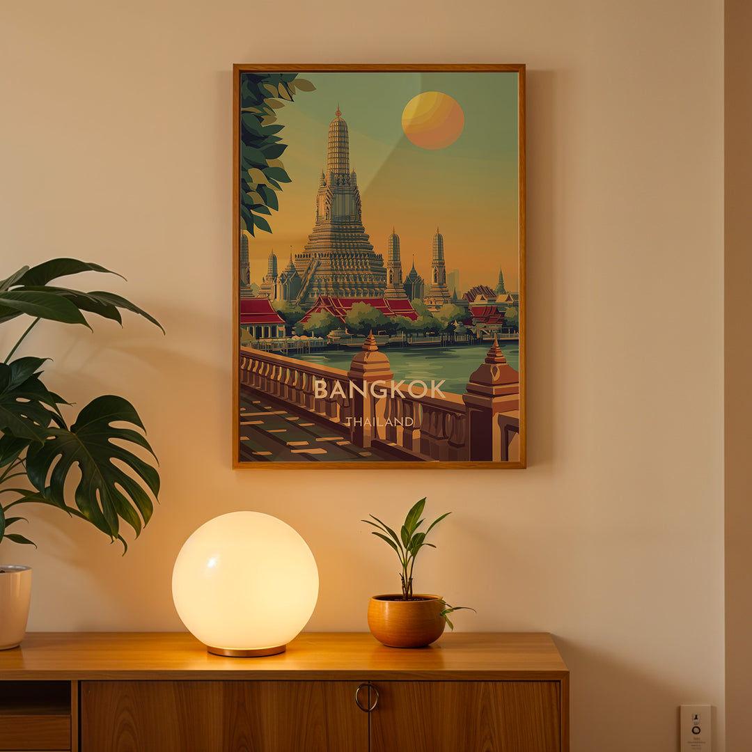 Bangkok Vintage Travel Plakat | Vintage Travel Poster | Denne plakat viser det ikoniske Wat Arun tempel i Bangkok, Thailand, med en stor sol i baggrunden og frodige grønne træer i forgrunden. Perfekt til rejse- og arkitekturentusiaster.