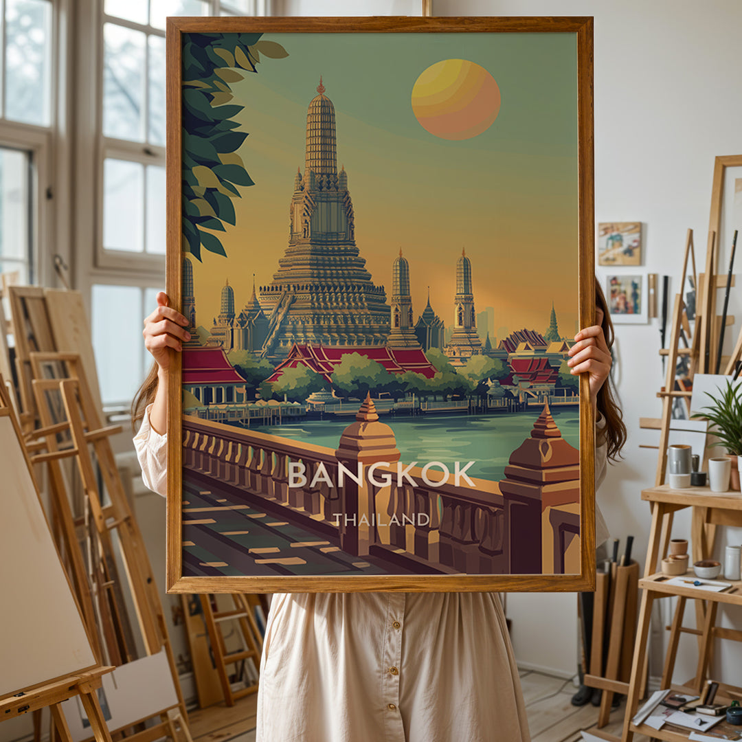 Bangkok Vintage Travel Plakat | Vintage Travel Poster | Denne plakat viser det ikoniske Wat Arun tempel i Bangkok, Thailand, med en stor sol i baggrunden og frodige grønne træer i forgrunden. Perfekt til rejse- og arkitekturentusiaster.