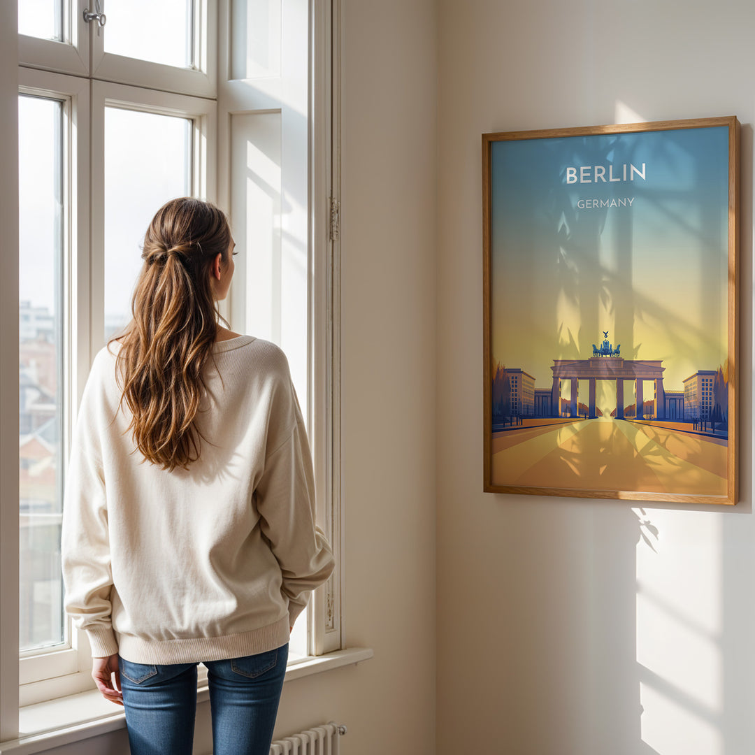 Berlin Vintage Travel Plakat | Vintage Travel Poster | Denne plakat viser Brandenburger Tor i Berlin, Tyskland, med en gradient baggrund fra blå til gul. Perfekt til rejse- og kulturentusiaster.