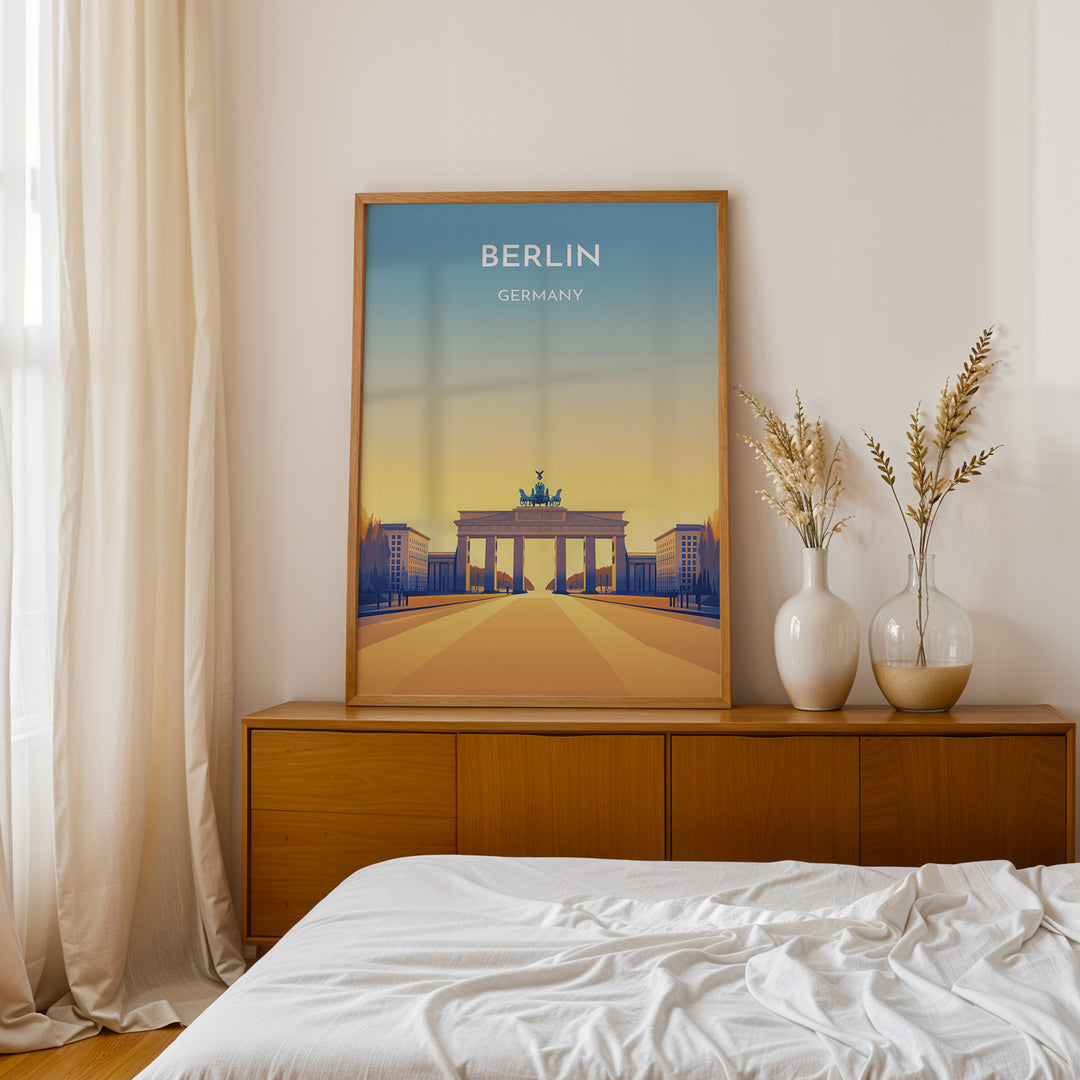 Berlin Vintage Travel Plakat | Vintage Travel Poster | Denne plakat viser Brandenburger Tor i Berlin, Tyskland, med en gradient baggrund fra blå til gul. Perfekt til rejse- og kulturentusiaster.