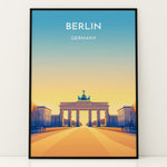 Indlæs billede til gallerivisning Berlin Vintage Travel Plakat | Vintage Travel Poster | Denne plakat viser Brandenburger Tor i Berlin, Tyskland, med en gradient baggrund fra blå til gul. Perfekt til rejse- og kulturentusiaster.
