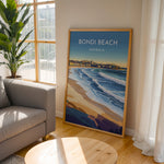 Indlæs billede til gallerivisning Bondi Beach Vintage Travel Plakat | Vintage Travel Poster | Denne plakat viser en farverig illustration af Bondi Beach i Australien, med bølger, der slår ind mod kysten og en by i baggrunden. Perfekt til dem, der elsker strand- og byliv.
