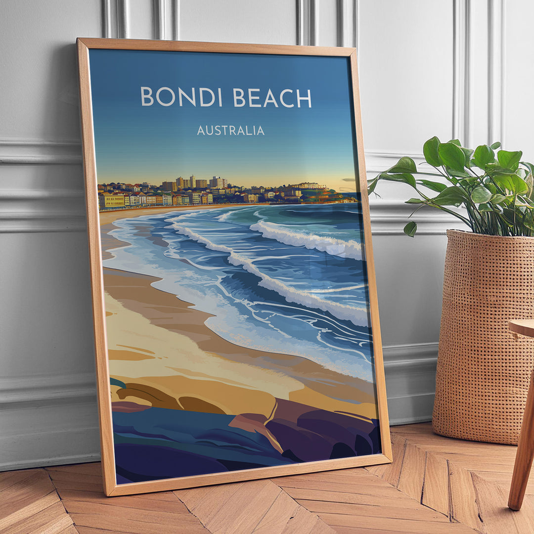 Bondi Beach Vintage Travel Plakat | Vintage Travel Poster | Denne plakat viser en farverig illustration af Bondi Beach i Australien, med bølger, der slår ind mod kysten og en by i baggrunden. Perfekt til dem, der elsker strand- og byliv.