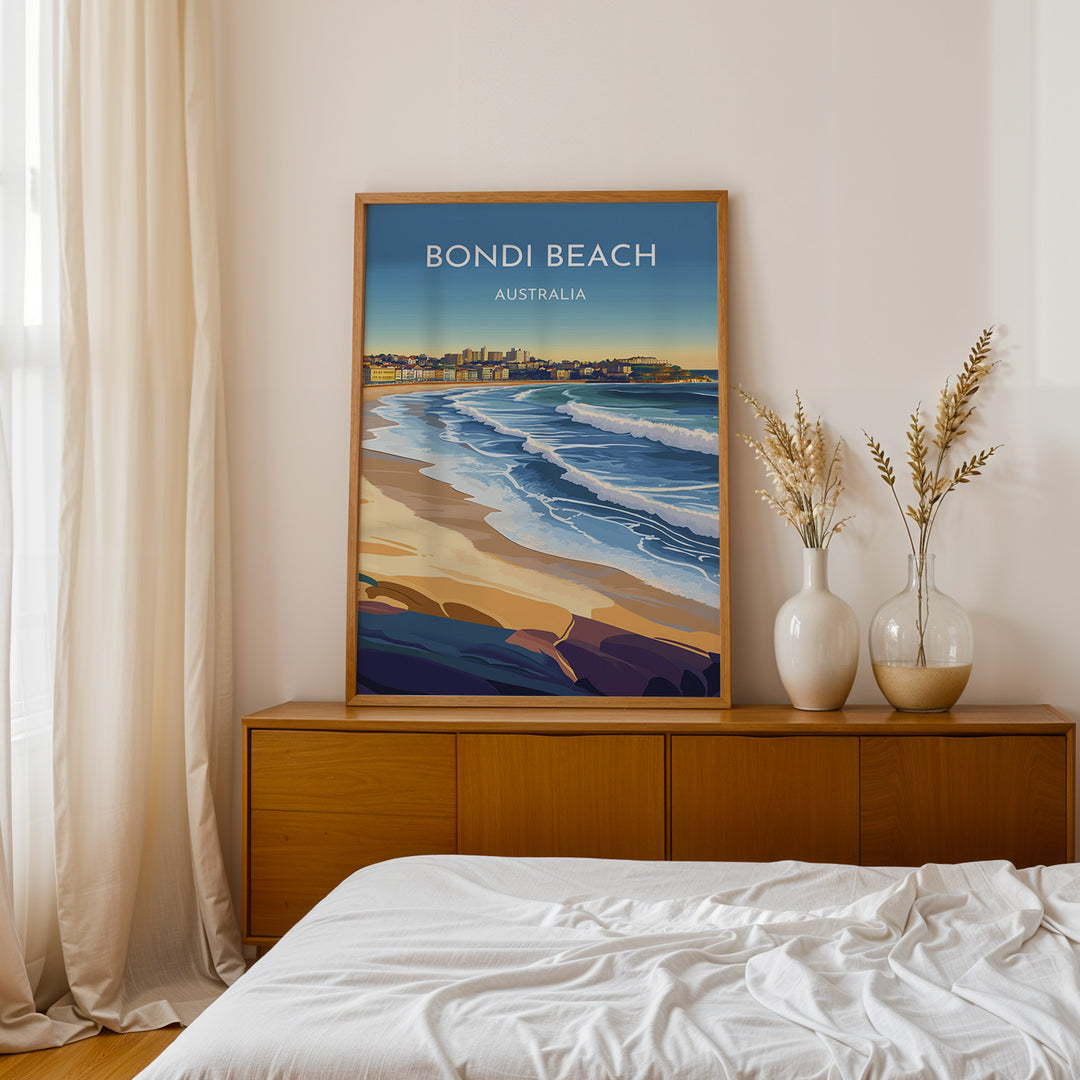 Bondi Beach Vintage Travel Plakat | Vintage Travel Poster | Denne plakat viser en farverig illustration af Bondi Beach i Australien, med bølger, der slår ind mod kysten og en by i baggrunden. Perfekt til dem, der elsker strand- og byliv.