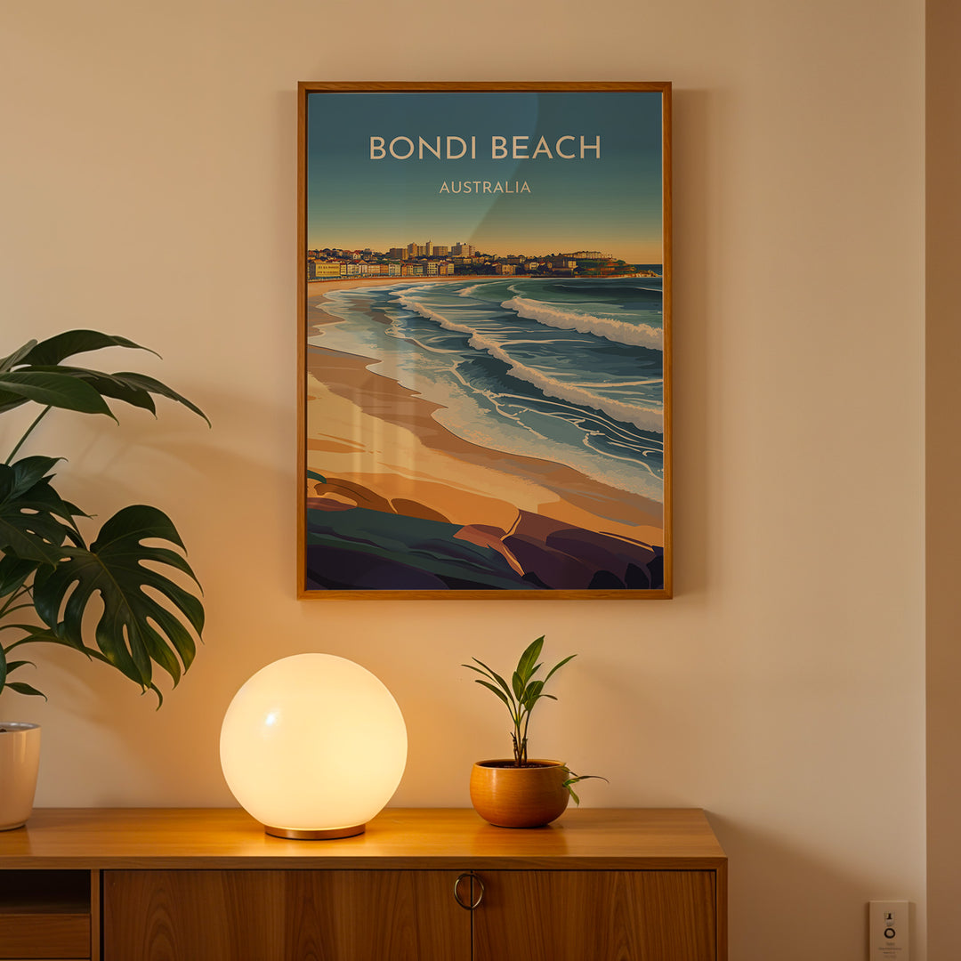 Bondi Beach Vintage Travel Plakat | Vintage Travel Poster | Denne plakat viser en farverig illustration af Bondi Beach i Australien, med bølger, der slår ind mod kysten og en by i baggrunden. Perfekt til dem, der elsker strand- og byliv.