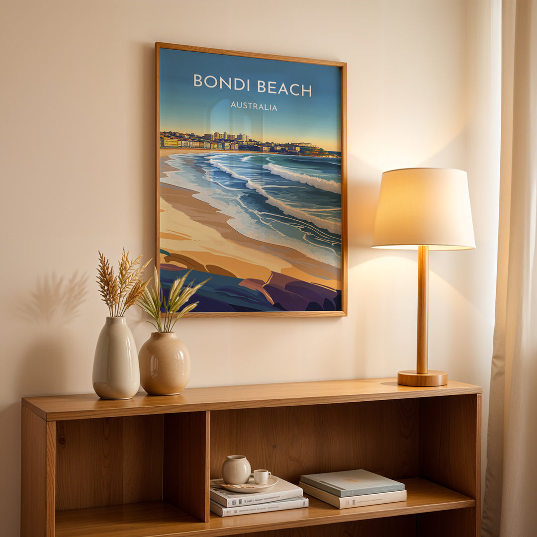 Bondi Beach Vintage Travel Plakat | Vintage Travel Poster | Denne plakat viser en farverig illustration af Bondi Beach i Australien, med bølger, der slår ind mod kysten og en by i baggrunden. Perfekt til dem, der elsker strand- og byliv.