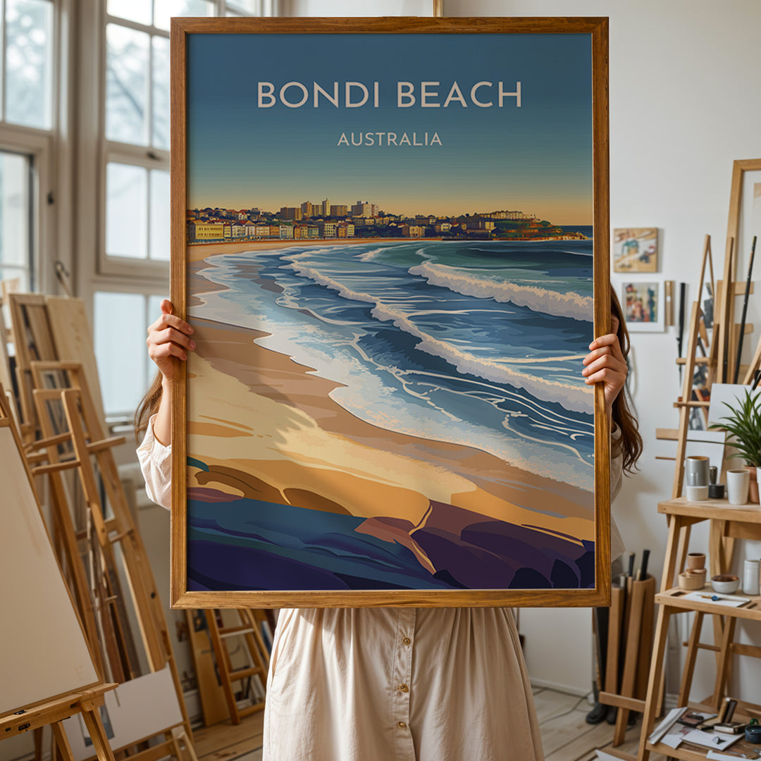 Bondi Beach Vintage Travel Plakat | Vintage Travel Poster | Denne plakat viser en farverig illustration af Bondi Beach i Australien, med bølger, der slår ind mod kysten og en by i baggrunden. Perfekt til dem, der elsker strand- og byliv.