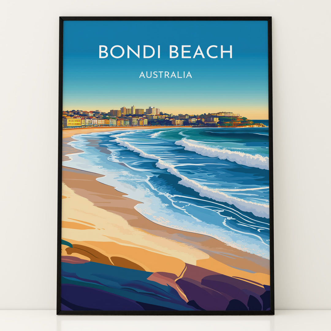 Bondi Beach Vintage Travel Plakat | Vintage Travel Poster | Denne plakat viser en farverig illustration af Bondi Beach i Australien, med bølger, der slår ind mod kysten og en by i baggrunden. Perfekt til dem, der elsker strand- og byliv.