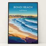 Indlæs billede til gallerivisning Bondi Beach Vintage Travel Plakat | Vintage Travel Poster | Denne plakat viser en farverig illustration af Bondi Beach i Australien, med bølger, der slår ind mod kysten og en by i baggrunden. Perfekt til dem, der elsker strand- og byliv.
