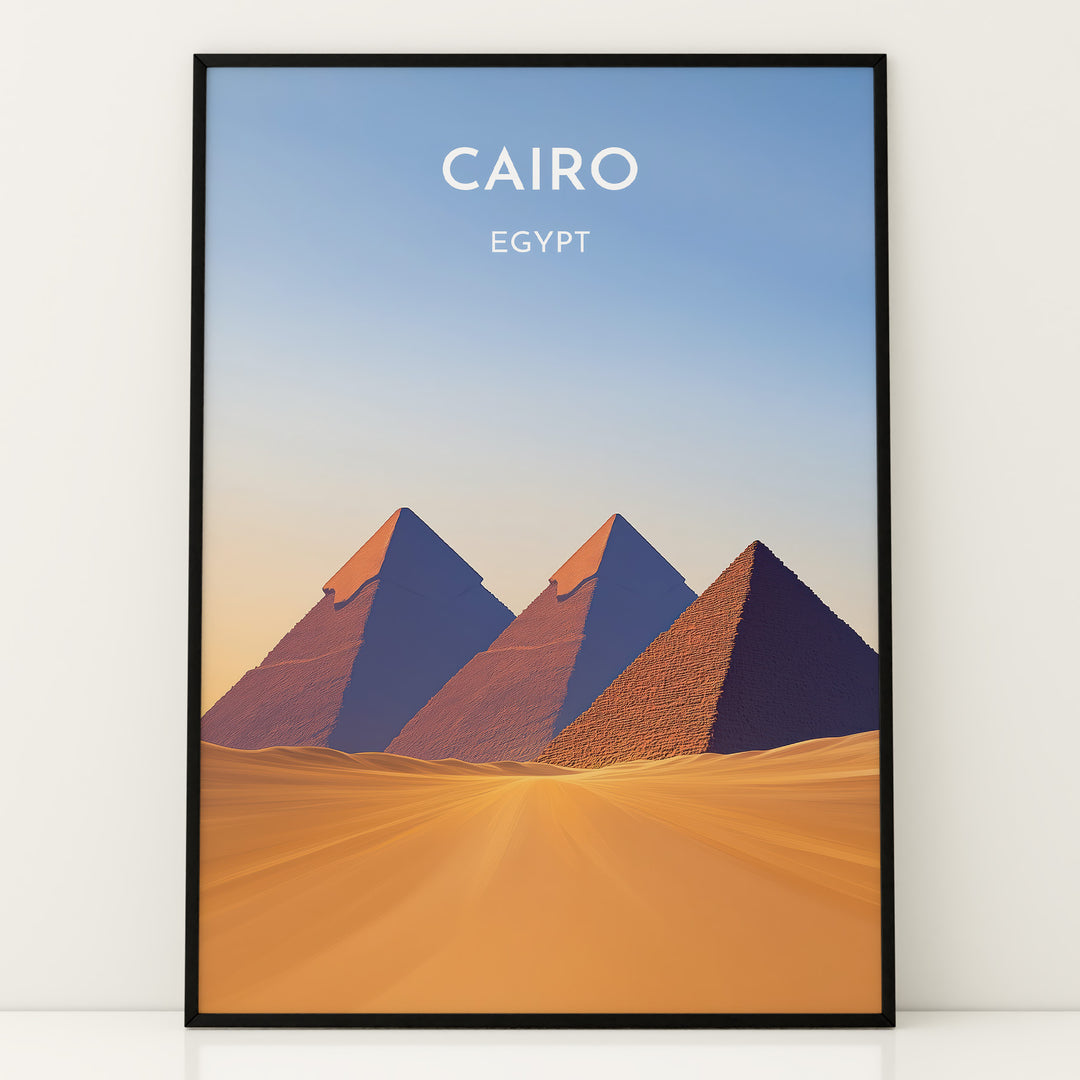 Cairo Vintage Travel Plakat | Vintage Travel Poster | Denne plakat viser de ikoniske Giza-pyramider i Cairo, Egypten, mod en gradient himmel og et ørkenlandskab.