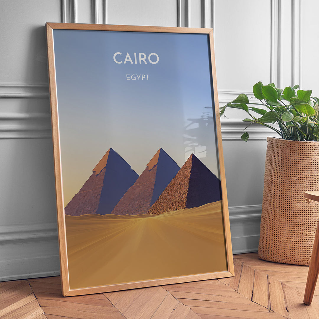 Cairo Vintage Travel Plakat | Vintage Travel Poster | Denne plakat viser de ikoniske Giza-pyramider i Cairo, Egypten, mod en gradient himmel og et ørkenlandskab.