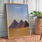 Indlæs billede til gallerivisning Cairo Vintage Travel Plakat | Vintage Travel Poster | Denne plakat viser de ikoniske Giza-pyramider i Cairo, Egypten, mod en gradient himmel og et ørkenlandskab.
