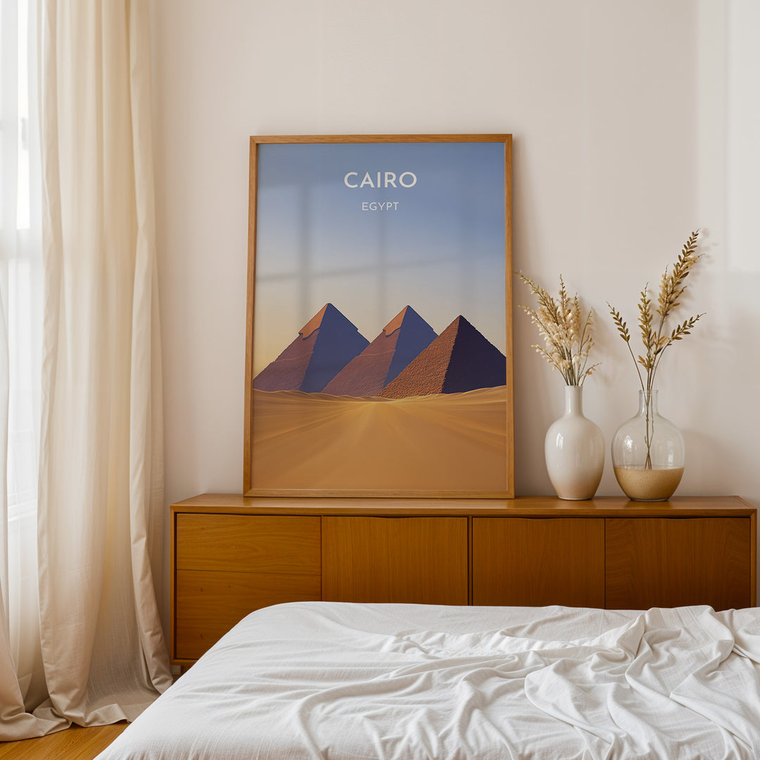 Cairo Vintage Travel Plakat | Vintage Travel Poster | Denne plakat viser de ikoniske Giza-pyramider i Cairo, Egypten, mod en gradient himmel og et ørkenlandskab.