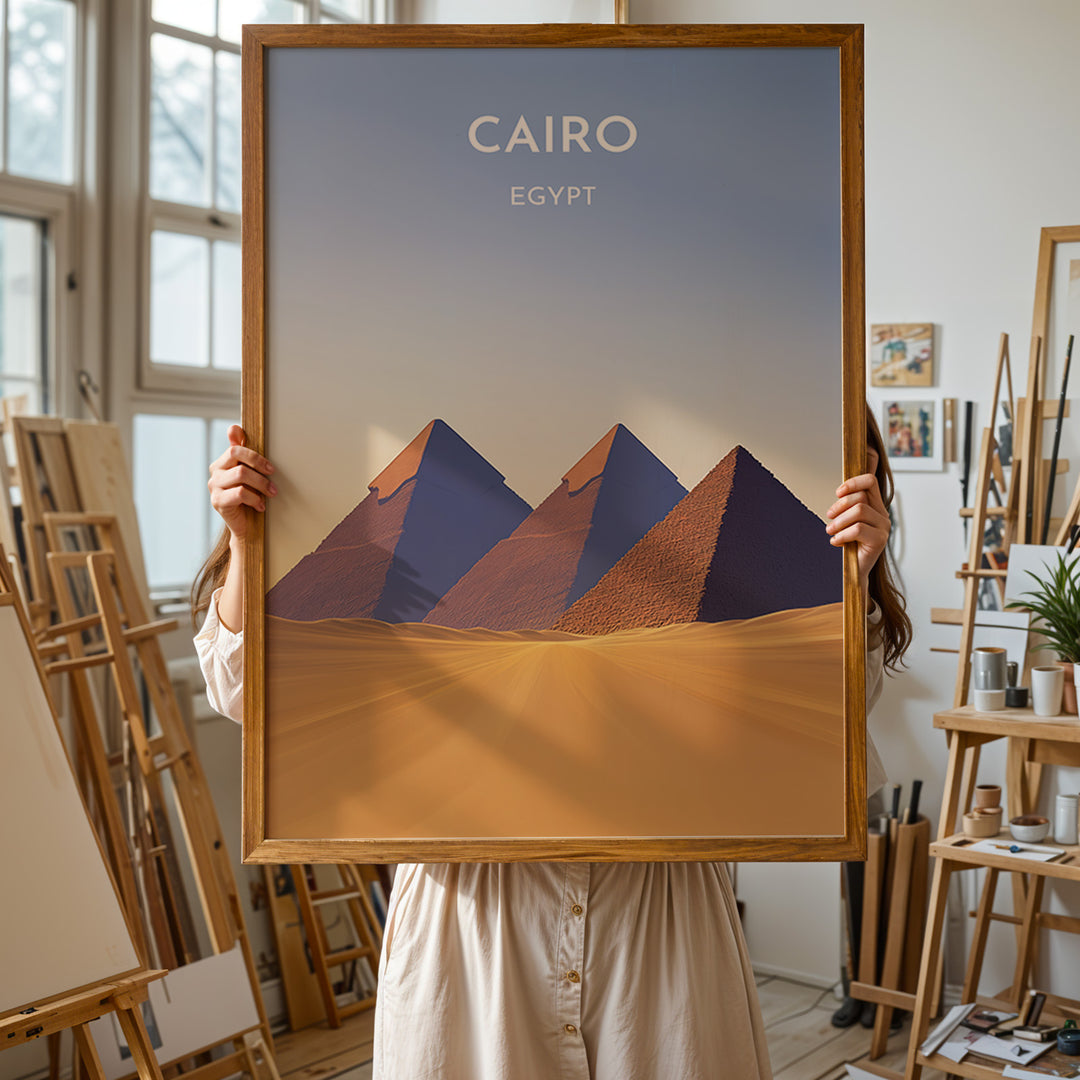 Cairo Vintage Travel Plakat | Vintage Travel Poster | Denne plakat viser de ikoniske Giza-pyramider i Cairo, Egypten, mod en gradient himmel og et ørkenlandskab.