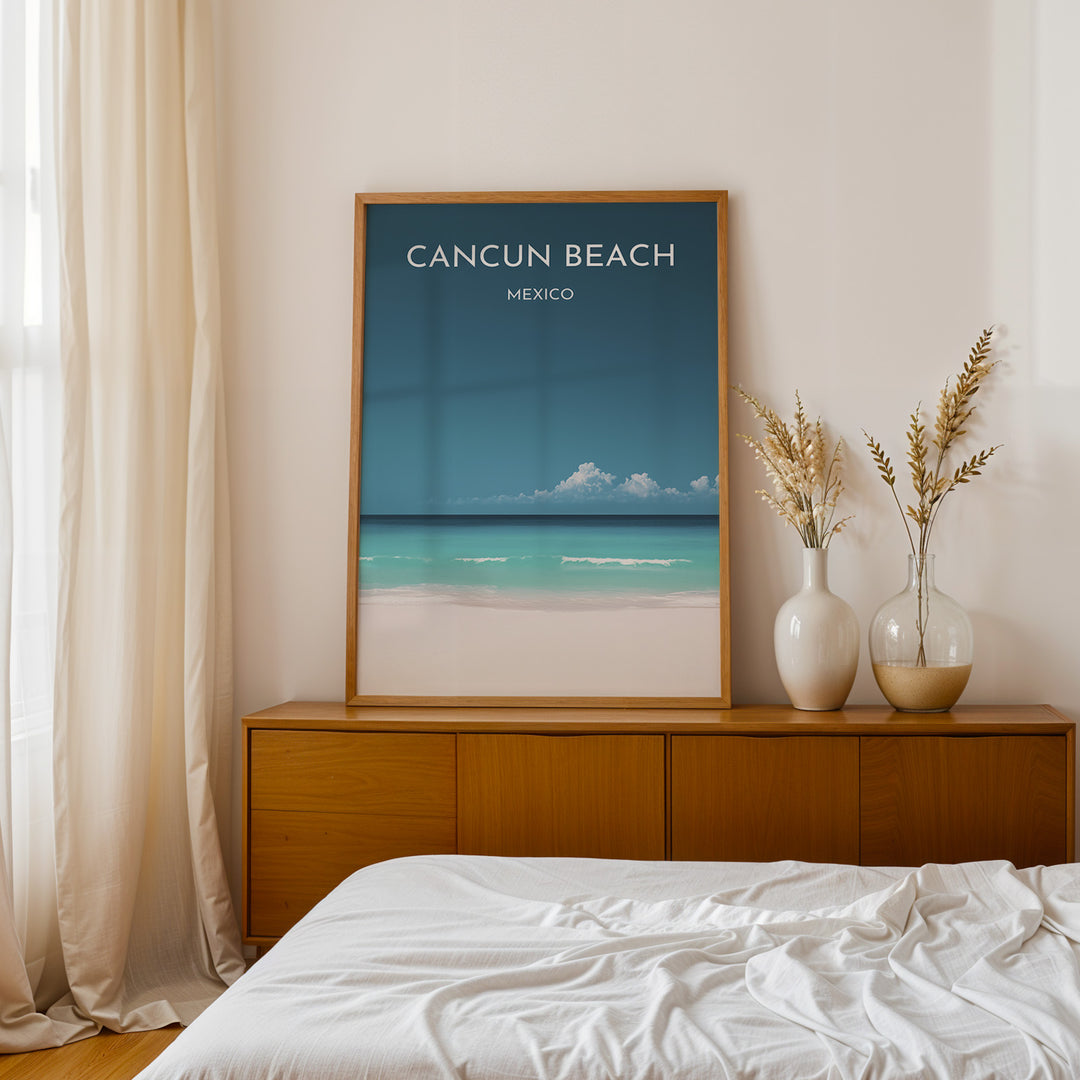 Cancun Beach Vintage Travel Plakat | Vintage Travel Poster | Denne plakat viser Cancun Beach med hvidt sand, turkisblåt vand og en klar blå himmel. Perfekt til tropiske feriestemninger.