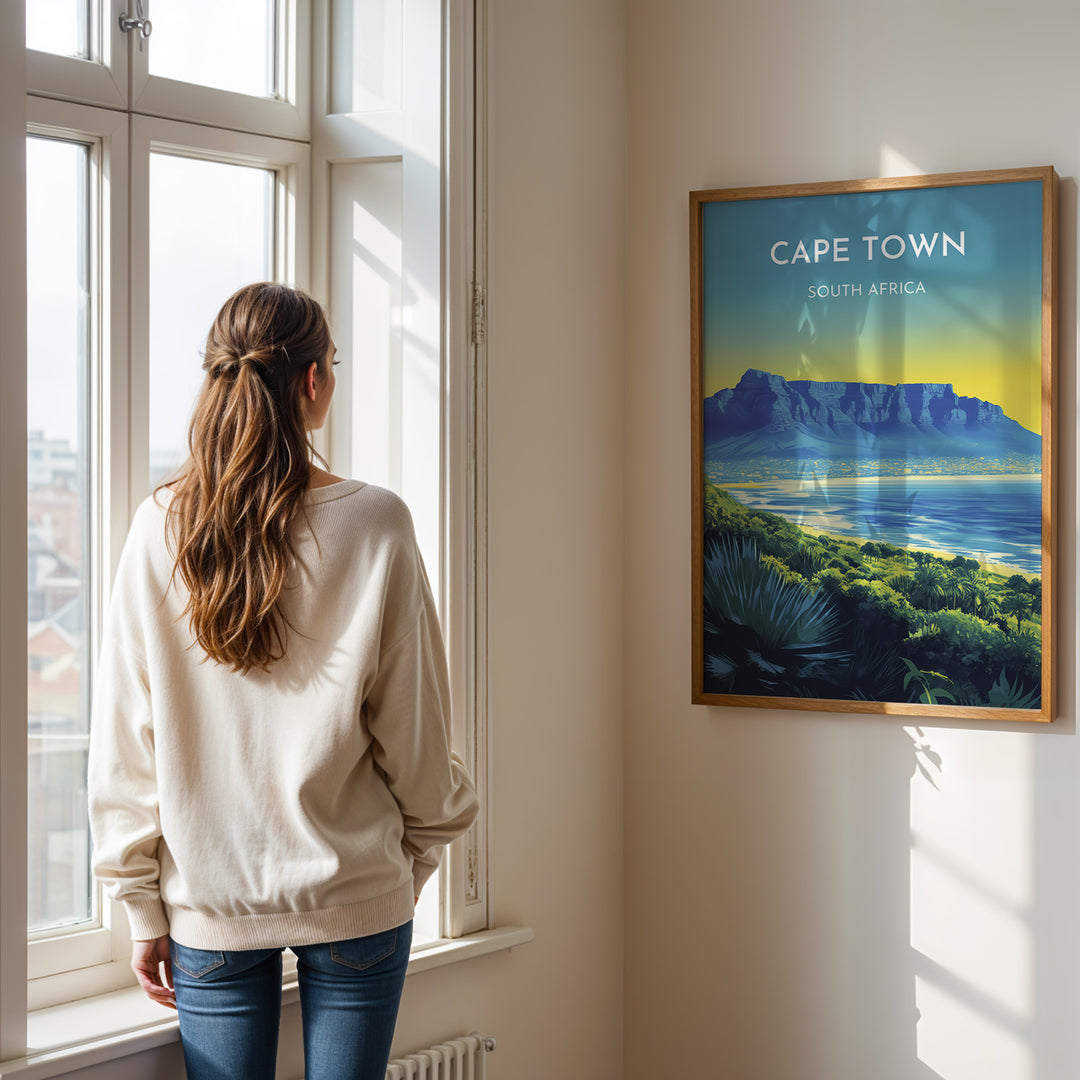 Cape Town Vintage Travel Plakat | Vintage Travel Poster | Denne plakat viser Cape Town med Table Mountain, byens skyline og en kystlinje med frodig grønt. Perfekt til rejse- og naturentusiaster.