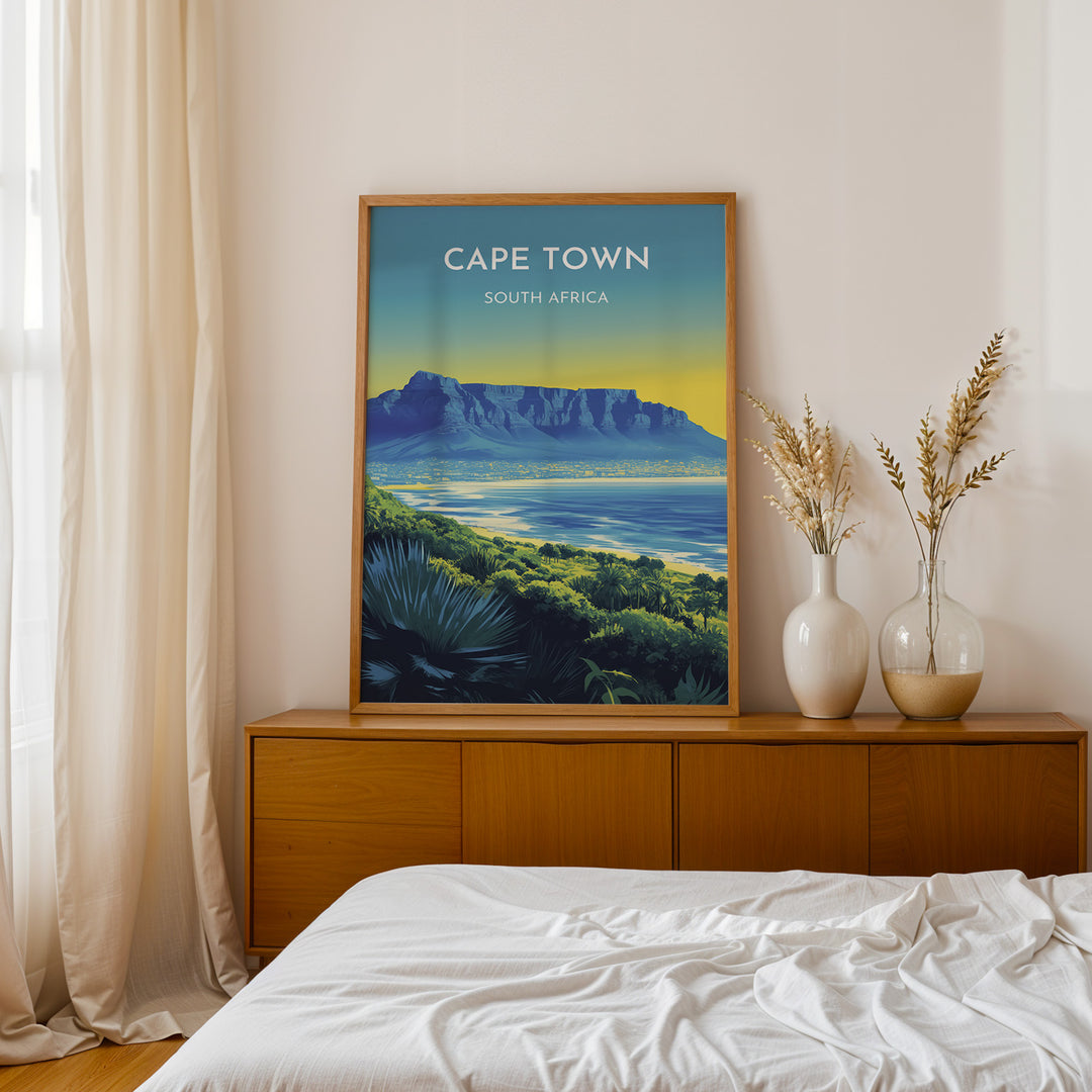 Cape Town Vintage Travel Plakat | Vintage Travel Poster | Denne plakat viser Cape Town med Table Mountain, byens skyline og en kystlinje med frodig grønt. Perfekt til rejse- og naturentusiaster.