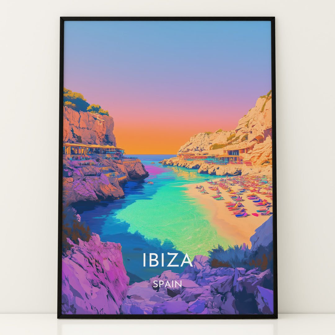 Ibiza Vintage Travel Plakat | Vintage Travel Poster | Denne plakat viser en malerisk strand på Ibiza med turkisfarvet vand og en farverig himmel. Perfekt til rejse- og strandelskere.