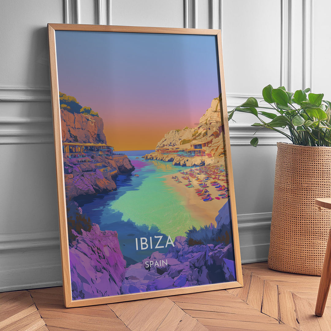 Ibiza Vintage Travel Plakat | Vintage Travel Poster | Denne plakat viser en malerisk strand på Ibiza med turkisfarvet vand og en farverig himmel. Perfekt til rejse- og strandelskere.