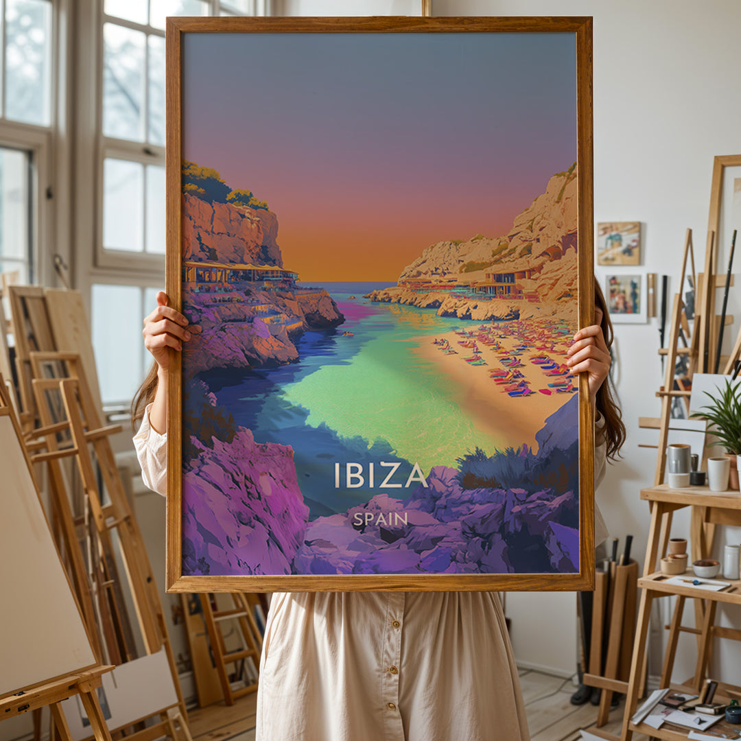 Ibiza Vintage Travel Plakat | Vintage Travel Poster | Denne plakat viser en malerisk strand på Ibiza med turkisfarvet vand og en farverig himmel. Perfekt til rejse- og strandelskere.