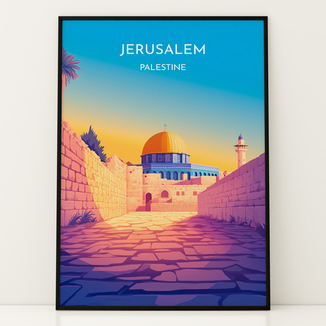 Jerusalem Palæstina Vintage Travel Plakat | Palestine Vintage Travel Poster | Denne plakat viser Klippemoskeen i Jerusalem med sin gyldne kuppel og blå vægge, set fra en stenbelagt gade.