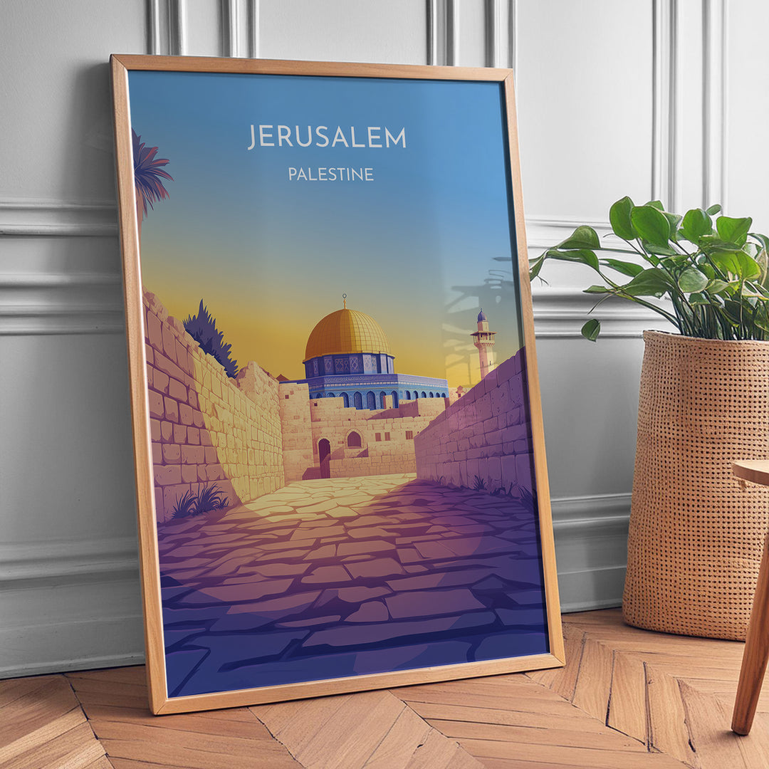 Jerusalem Palæstina Vintage Travel Plakat | Palestine Vintage Travel Poster | Denne plakat viser Klippemoskeen i Jerusalem med sin gyldne kuppel og blå vægge, set fra en stenbelagt gade.