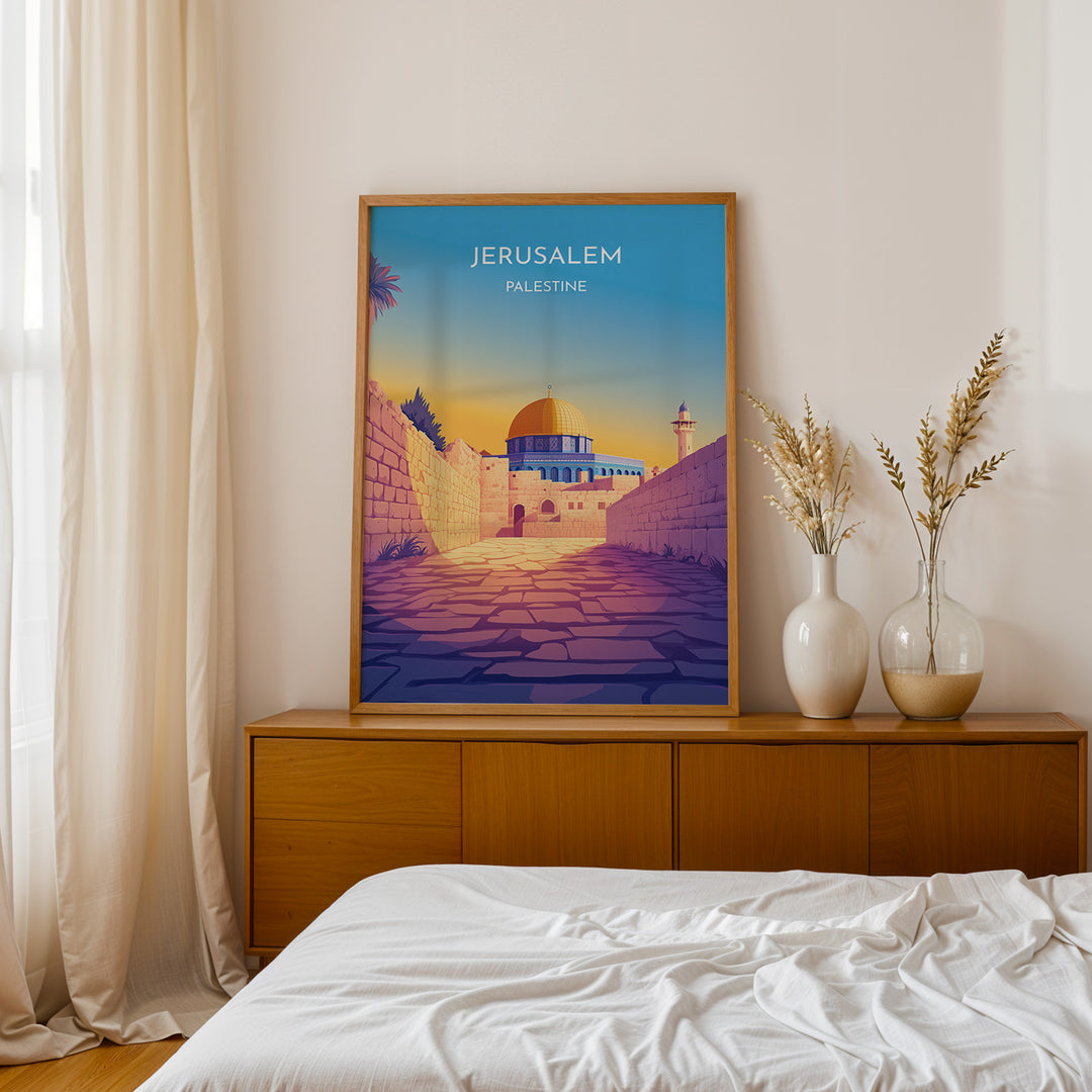 Jerusalem Palæstina Vintage Travel Plakat | Palestine Vintage Travel Poster | Denne plakat viser Klippemoskeen i Jerusalem med sin gyldne kuppel og blå vægge, set fra en stenbelagt gade.