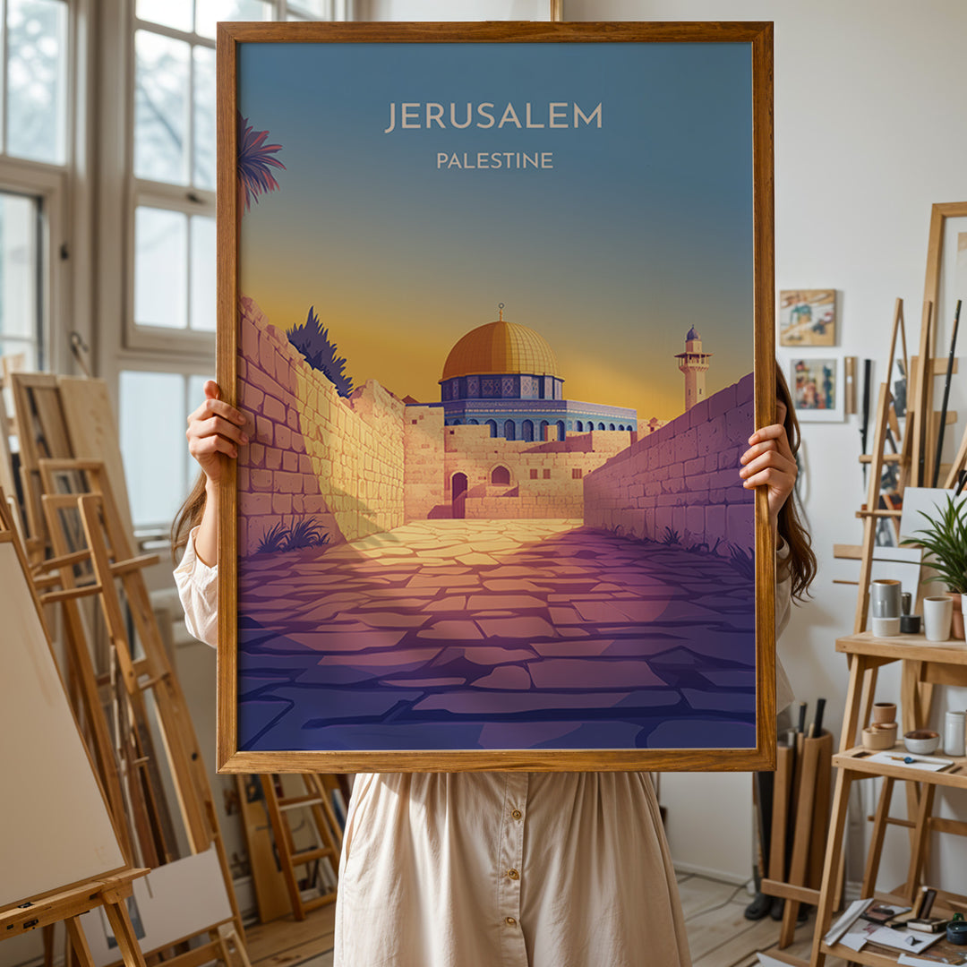 Jerusalem Palæstina Vintage Travel Plakat | Palestine Vintage Travel Poster | Denne plakat viser Klippemoskeen i Jerusalem med sin gyldne kuppel og blå vægge, set fra en stenbelagt gade.