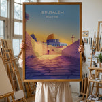 Indlæs billede til gallerivisning Jerusalem Palæstina Vintage Travel Plakat | Palestine Vintage Travel Poster | Denne plakat viser Klippemoskeen i Jerusalem med sin gyldne kuppel og blå vægge, set fra en stenbelagt gade.
