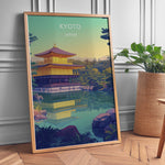 Indlæs billede til gallerivisning Kinkaku-ji Vintage Travel Plakat | Vintage Travel Poster | Denne plakat viser Den Gyldne Pavillon i Kyoto, Japan, med sin gyldne facade, omgivet af frodig natur og en rolig vandflade.
