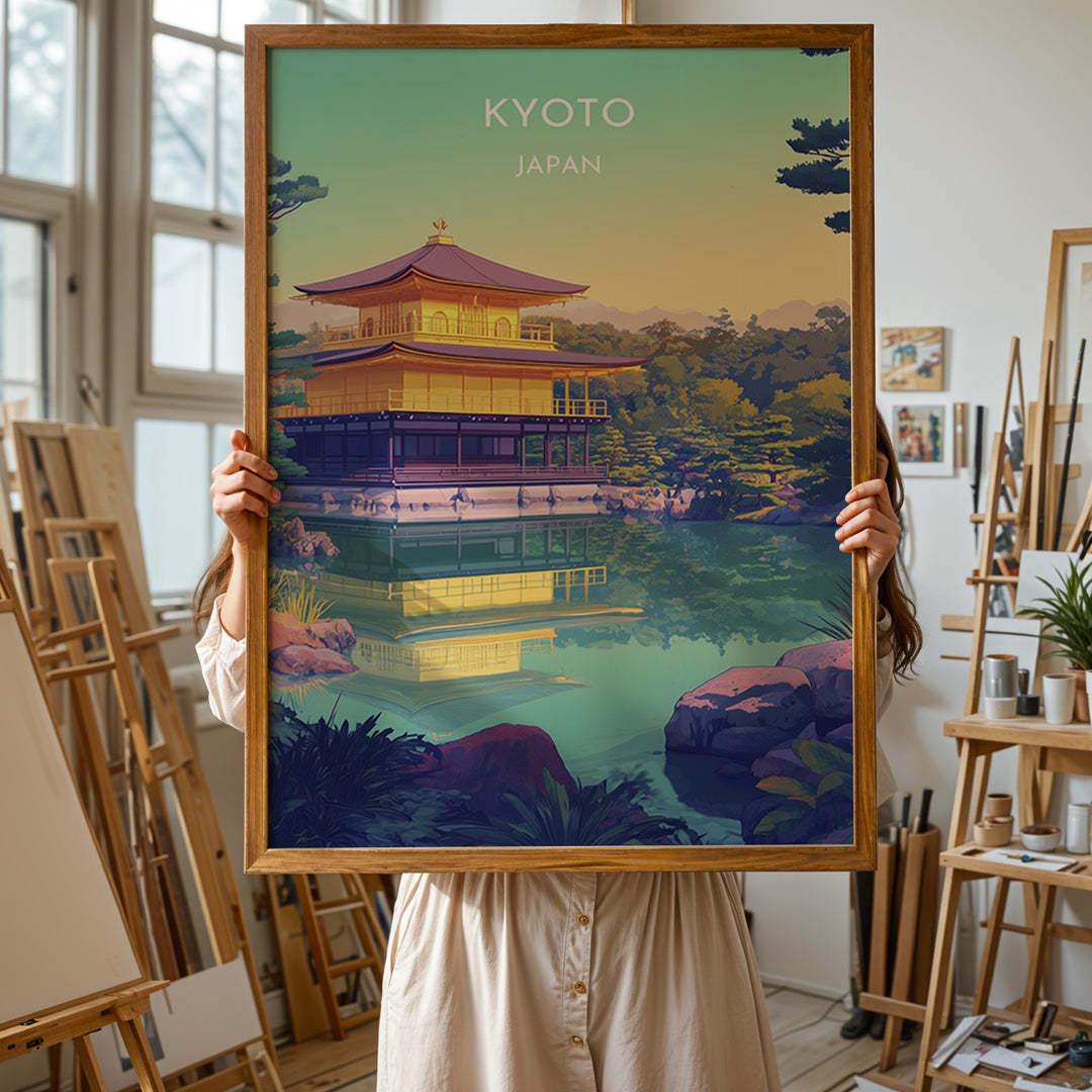 Kinkaku-ji Vintage Travel Plakat | Vintage Travel Poster | Denne plakat viser Den Gyldne Pavillon i Kyoto, Japan, med sin gyldne facade, omgivet af frodig natur og en rolig vandflade.