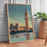 Indlæs billede til gallerivisning London Vintage Travel Plakat | Vintage Travel Poster | Denne plakat viser en stiliseret illustration af Big Ben og Parlamentsbygningerne i London, England, med deres refleksion i vandet nedenfor. Perfekt til rejse- og arkitekturentusiaster.
